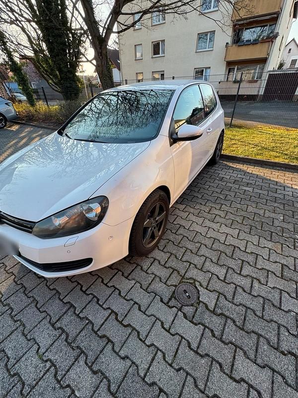 Gebraucht VW Golf VI 105 PS (77 kW) 2010 Weiß Kleinwagen