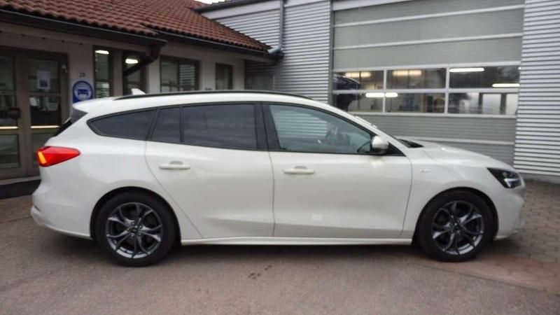 Gebraucht Ford Focus ST-Line 125 PS (91 kW) 2020 Metropolisweiß metallic Kombi