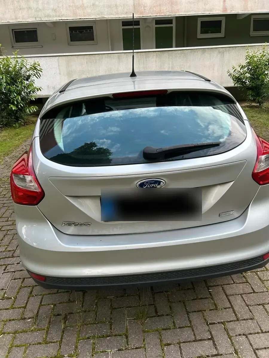 Gebraucht Ford Focus 105 PS (77 kW) 2014 Grau Limousine