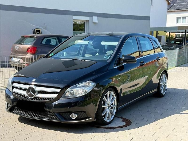 Schwarz Gebraucht 2011 Mercedes B200 Sport Van / Kleinbus | 5.490 € (Teuer) - Bild 1/4