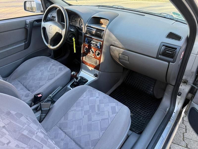 Gebraucht Opel Astra 75 PS (55 kW) 1998 Silber Limousine