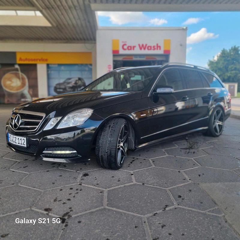 Schwarz Gebraucht 2010 Mercedes E300 Avantgarde Kombi | 10.950 € (Fairer Preis) - Bild 1/4