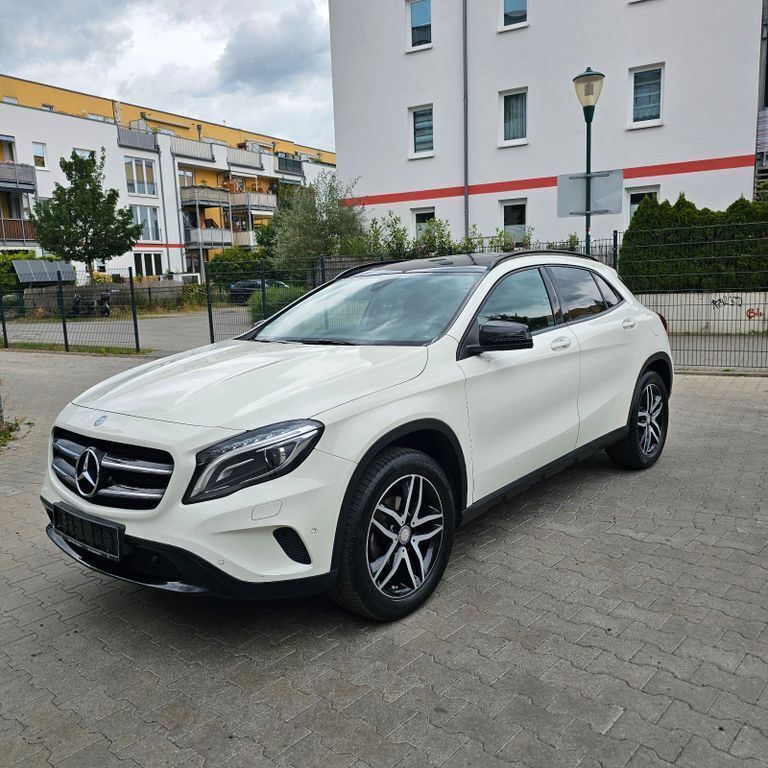 Weiß Gebraucht 2016 Mercedes GLA200 SUV | 17.590 € (Guter Preis) - Bild 1/4