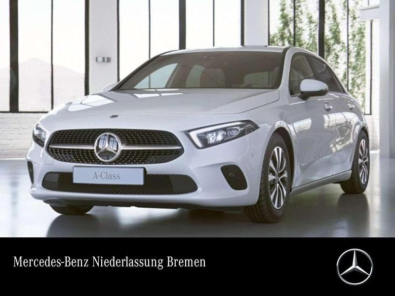 Weiß Gebraucht 2022 Mercedes A180 Style Limousine | 23.390 € (Fairer Preis) - Bild 1/3
