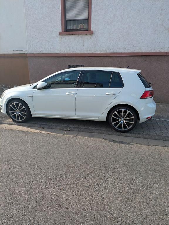 Weiß Gebraucht 2015 VW Golf VII LOUNGE Limousine | 7.900 € (Superpreis) - Bild 1/4
