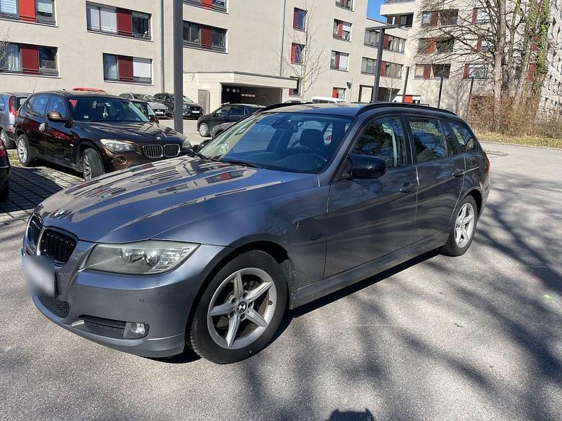 Gebraucht BMW 318 143 PS (105 kW) 2011 Grau Kombi