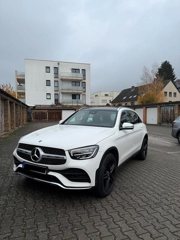 Weiß Gebraucht 2022 Mercedes GLC300 AMG line SUV | 39.800 € (Guter Preis) - Bild 1/4