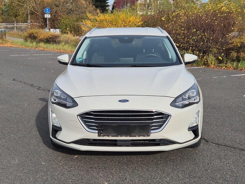 Weiß Gebraucht 2020 Ford Focus Titanium Kombi | 16.450 € (Fairer Preis) - Bild 1/4