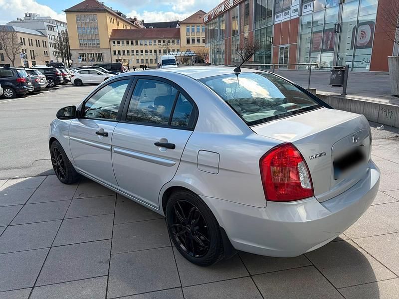 Gebraucht Hyundai Accent 97 PS (71 kW) 2010 Silber Limousine