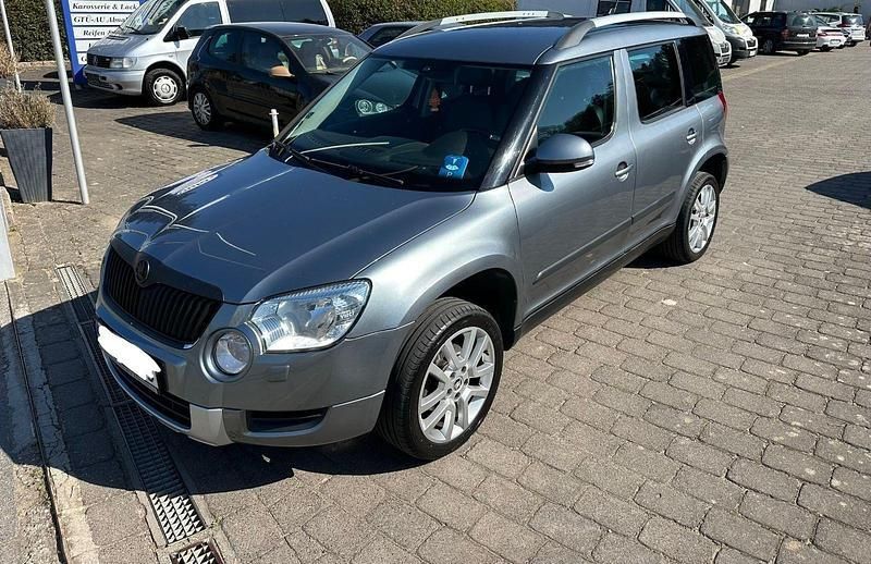 Grau Gebraucht 2011 Skoda Yeti Experience SUV | 3.999 € - Bild 1/4