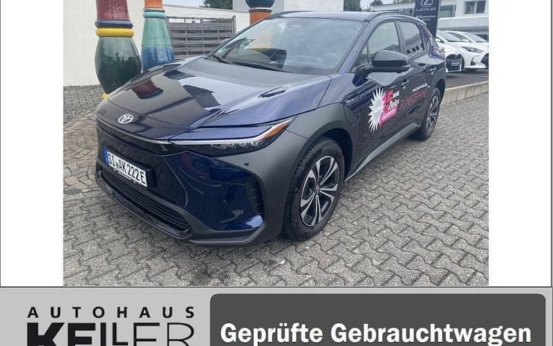 Regentblau metallic Gebraucht 2025 Toyota bZ4X Team SUV | 39.660 € (Superpreis) - Bild 1/4