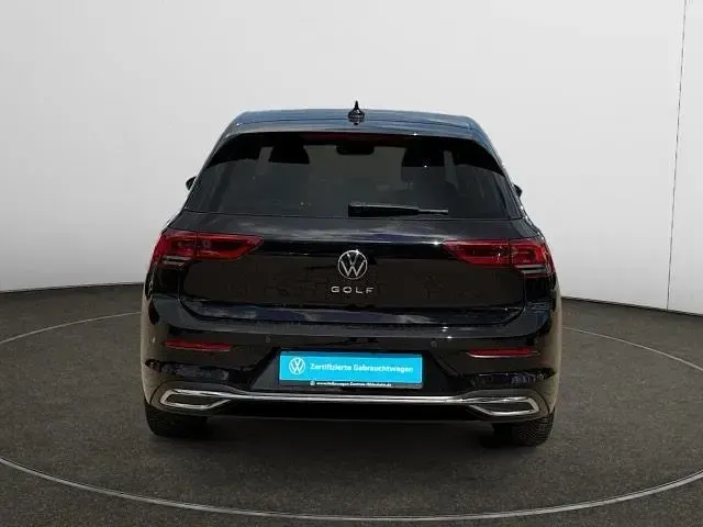 Gebraucht VW Golf VII Active 150 PS (110 kW) 2021 Deep black perleffekt Kleinwagen