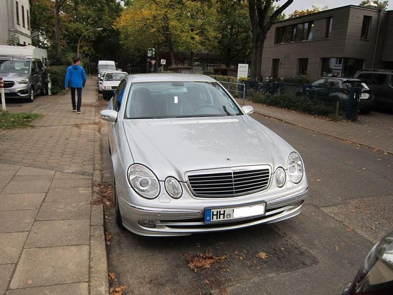 Silber Gebraucht 2006 Mercedes E220 Avantgarde Limousine | 7.500 € (Teuer) - Bild 1/4