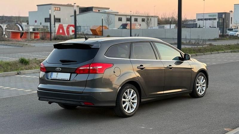 Gebraucht Ford Focus Titanium 120 PS (88 kW) 2015 Grau Limousine