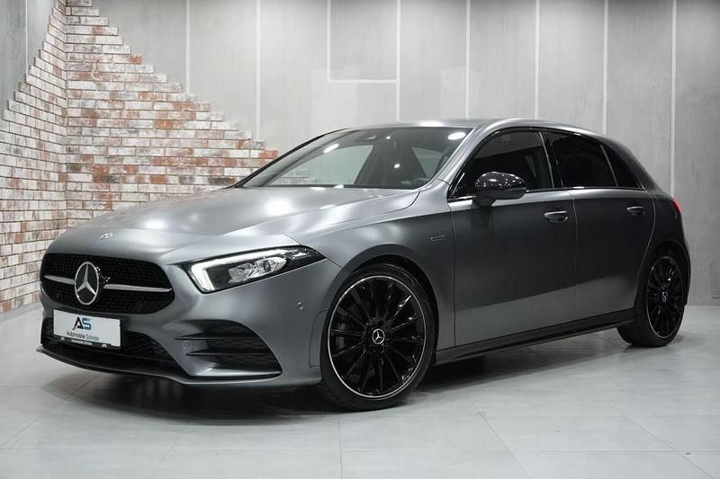 Grau Gebraucht 2021 Mercedes A180 AMG line Limousine | 20.890 € (Fairer Preis) - Bild 1/2