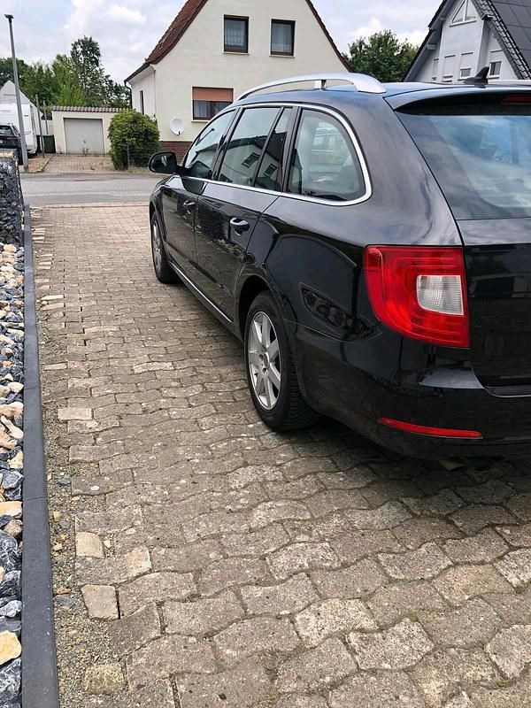 Gebraucht Skoda Superb 125 PS (91 kW) 2011 Schwarz Kombi