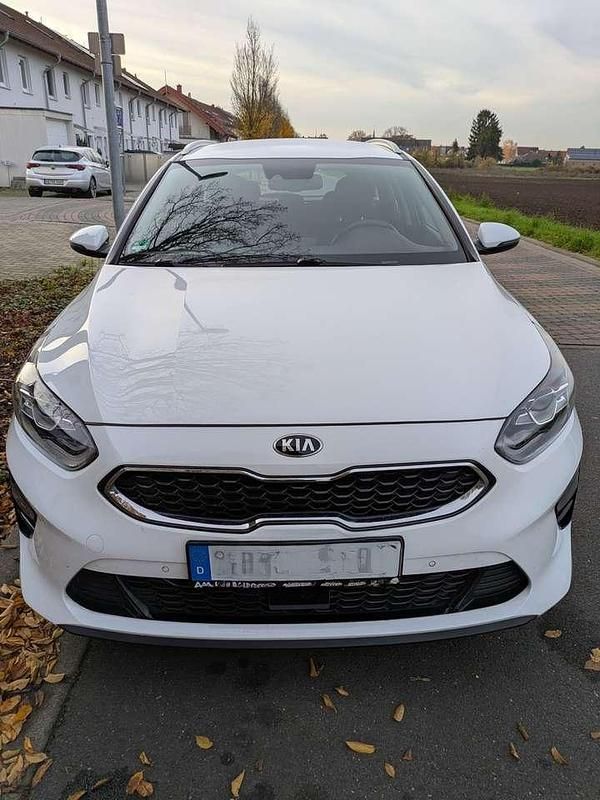 Weiß Gebraucht 2021 Kia Ceed Sportswagon Kombi | 21.500 € (Etwas zu teuer) - Bild 1/4
