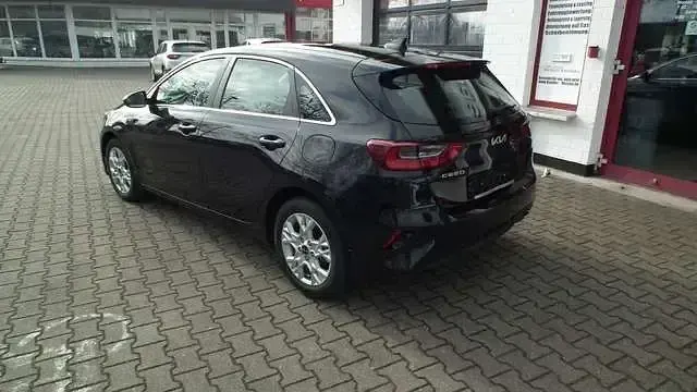 Gebraucht Kia Ceed Spirit 160 PS (117 kW) 2022 Schwarz Kleinwagen