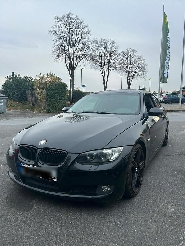 Schwarz Gebraucht 2009 BMW 320 Basis Coupé | 4.650 € (Superpreis) - Bild 1/4
