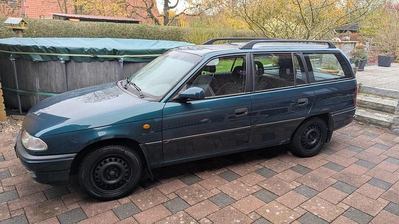 Grün Gebraucht 1998 Opel Astra Kombi | 500 € (Superpreis) - Bild 1/4