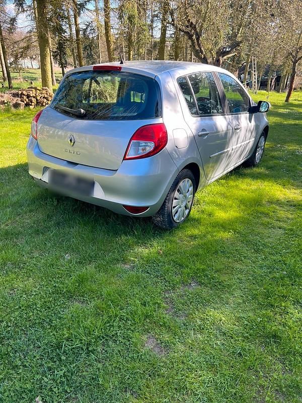 Gebraucht Renault Clio III 75 PS (55 kW) 2010 Silber Kleinwagen