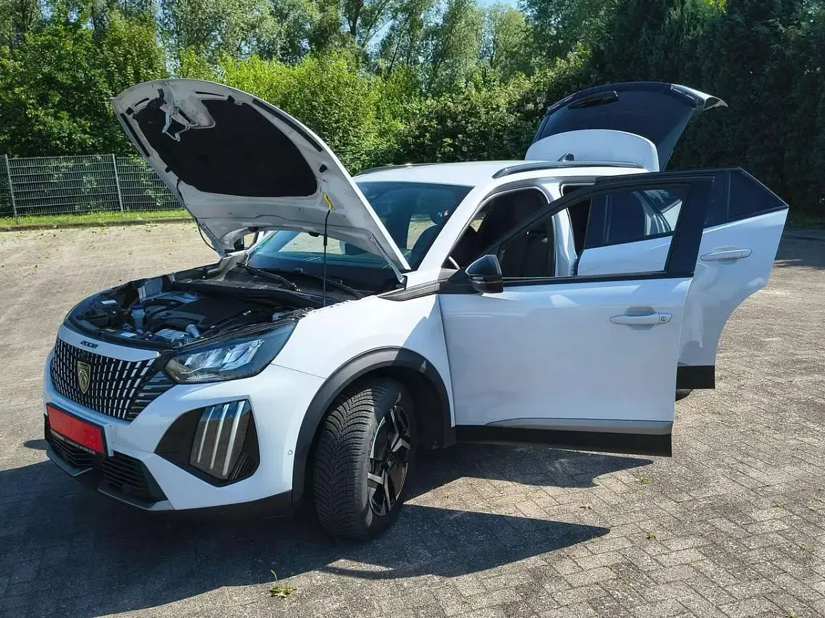 Gebraucht Peugeot 2008 Allure 131 PS (96 kW) 2024 Okenitweiss/ SUV