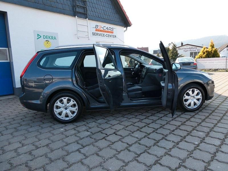 Gebraucht Ford Focus Style 101 PS (74 kW) 2009 Grau Kombi