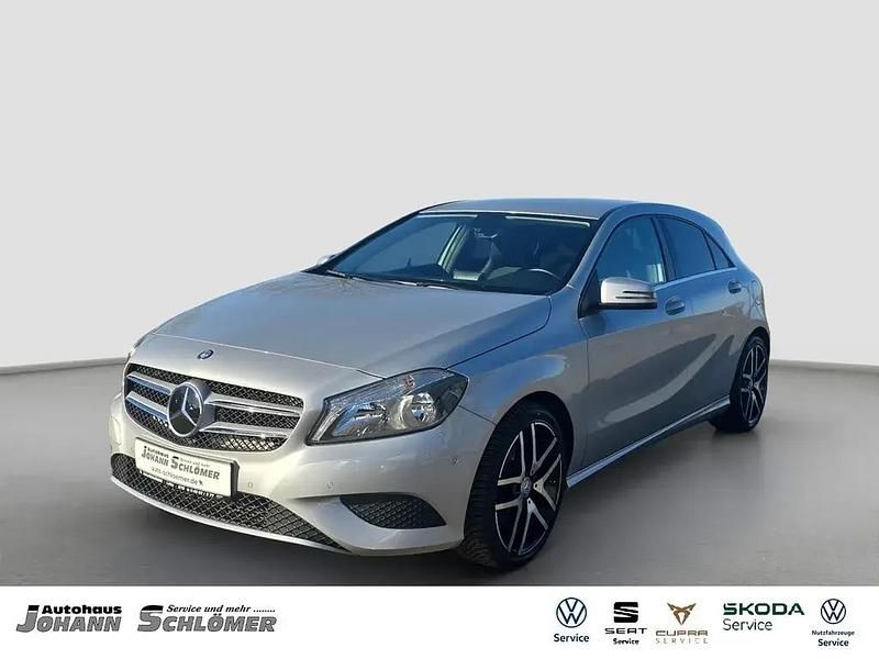 Silber Gebraucht 2015 Mercedes A180 Style Limousine | 14.450 € (Etwas zu teuer) - Bild 1/4
