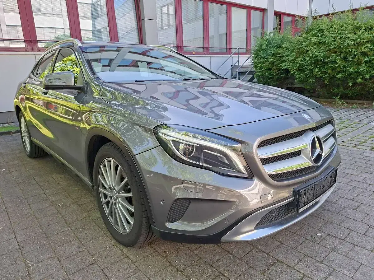 Gebraucht Mercedes GLA250 211 PS (155 kW) 2015 Mountaingrau  met. SUV
