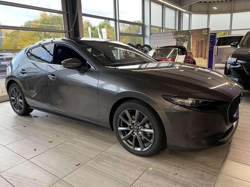 Neu Mazda 3 Sky 140 PS (102 kW) 2025 Machine grey metallic Limousine