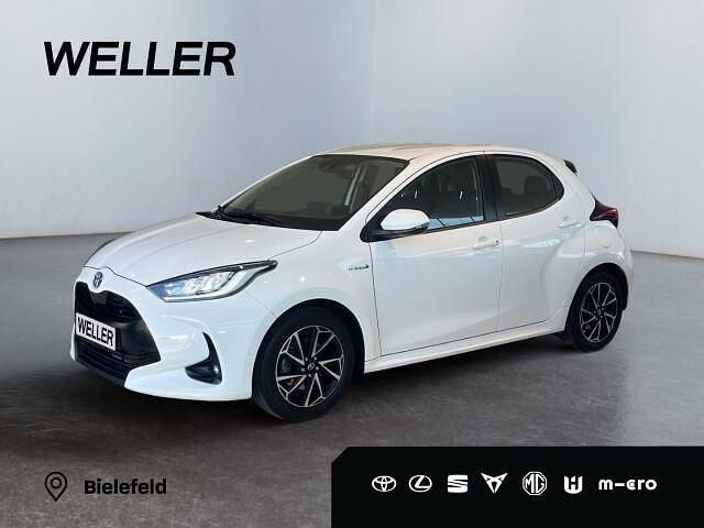 Weiss Gebraucht 2020 Toyota Yaris Hybrid Club Kleinwagen | 18.490 € (Fairer Preis) - Bild 1/3