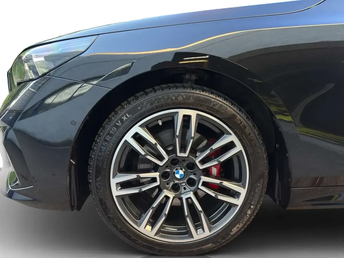 Gebraucht BMW 520 M Sport 197 PS (144 kW) 2025 Schwarz Kombi