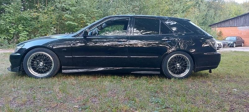 Schwarz Gebraucht 2002 Lexus IS300 Kombi | 9.000 € - Bild 1/4
