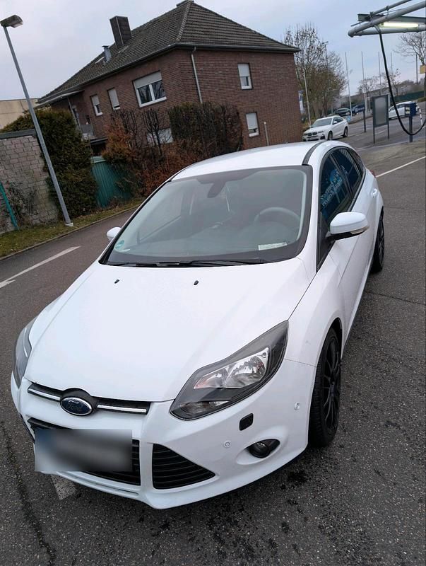 Gebraucht Ford Focus 125 PS (91 kW) 2013 Weiß Limousine