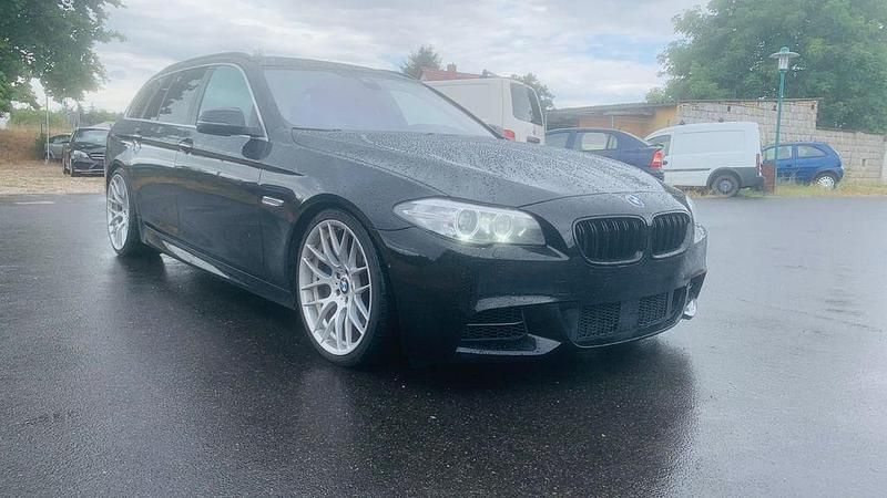 Schwarz Gebraucht 2014 BMW 530 Luxury Line Kombi | 12.900 € (Fairer Preis) - Bild 1/4
