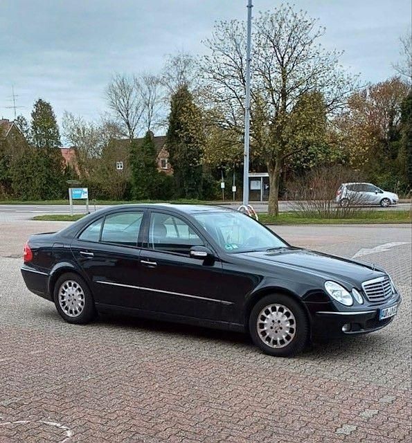 Schwarz Gebraucht 2005 Mercedes E220 Elegance Limousine | 4.100 € (Fairer Preis) - Bild 1/4
