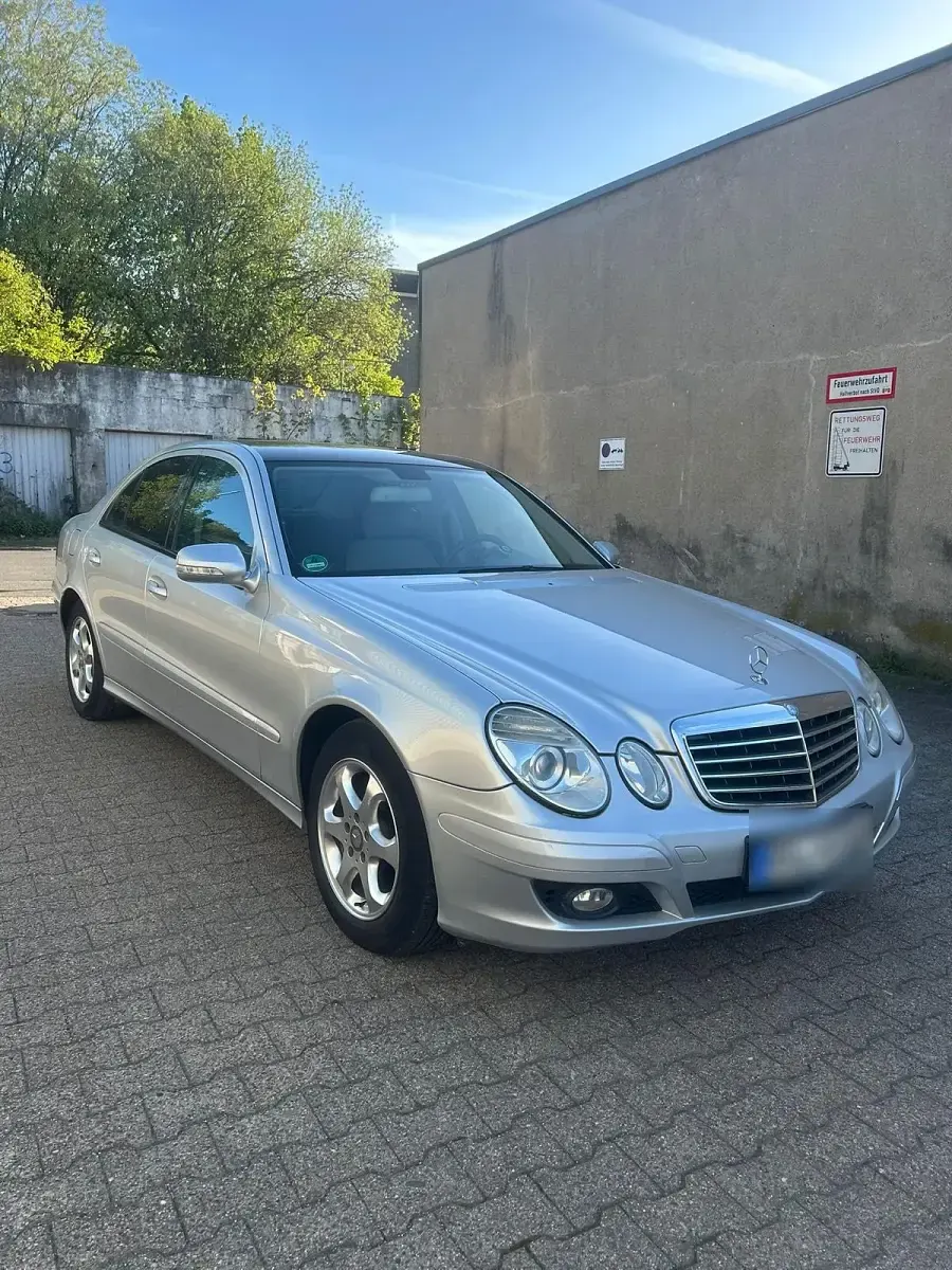 Gebraucht Mercedes E220 170 PS (125 kW) 2007 Silber Limousine