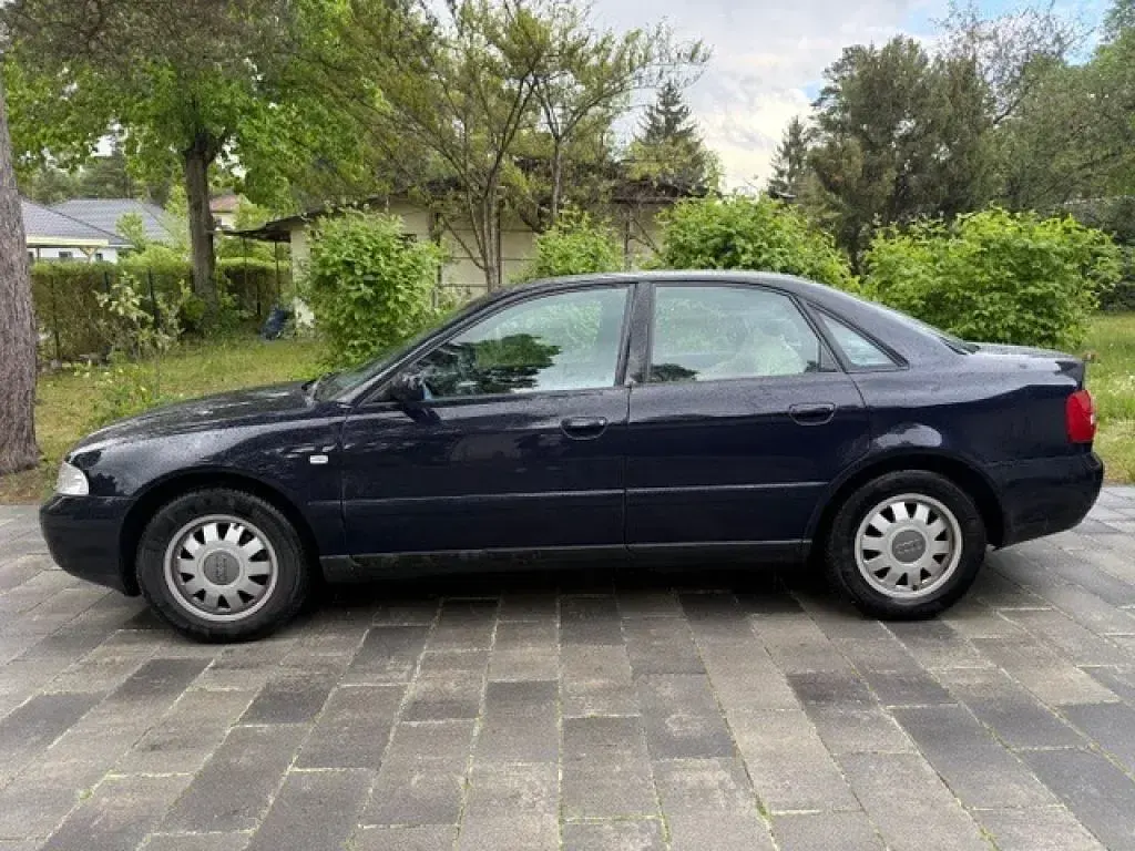 Używany Audi A4 102 KM (75 kW) 2000 Niebieski Sedan/Limuzyna