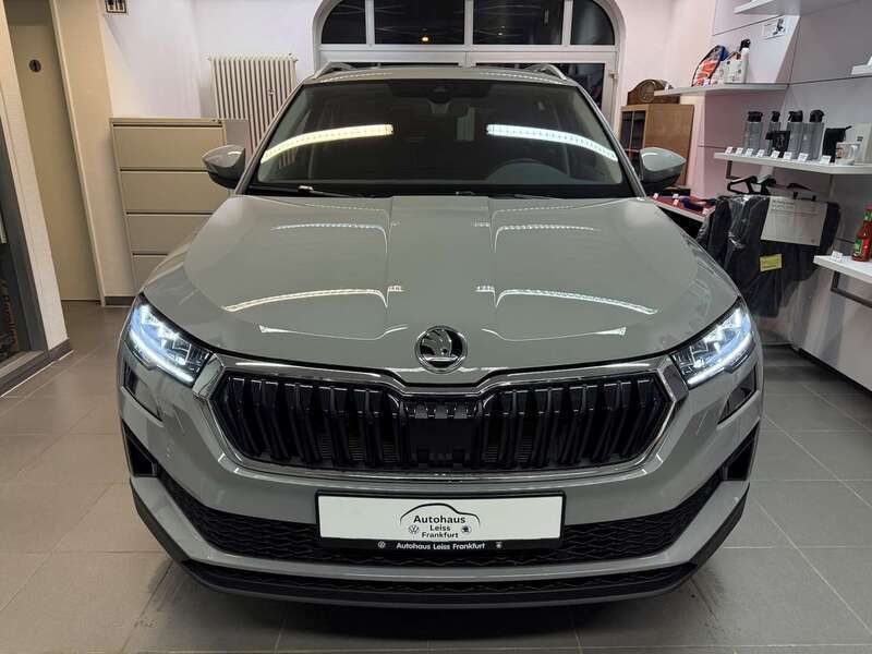 Steelgrau Neu 2025 Skoda Karoq Drive SUV | 33.990 € - Bild 1/4
