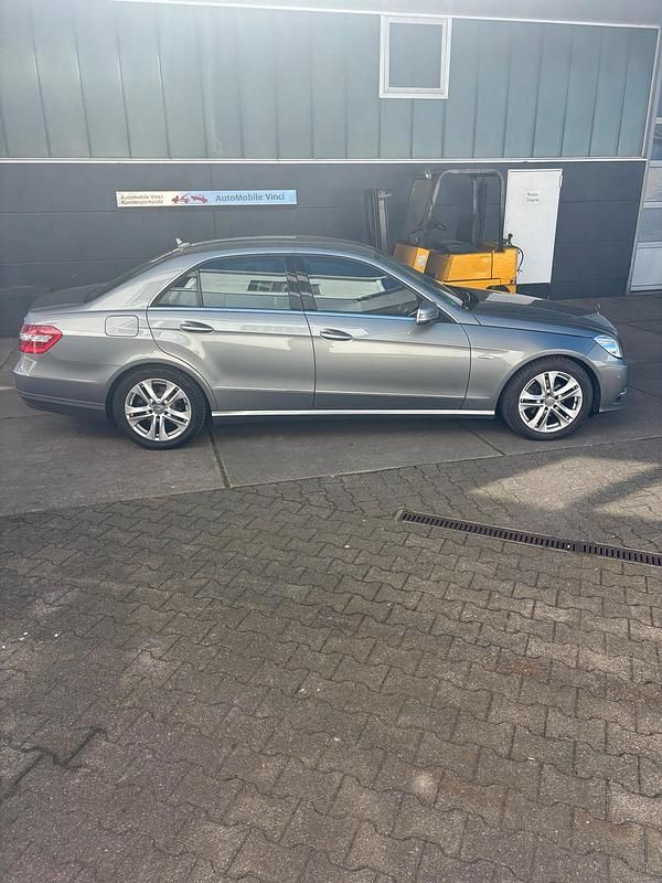 Gebraucht Mercedes E220 Avantgarde 170 PS (125 kW) 2012 Grau Limousine