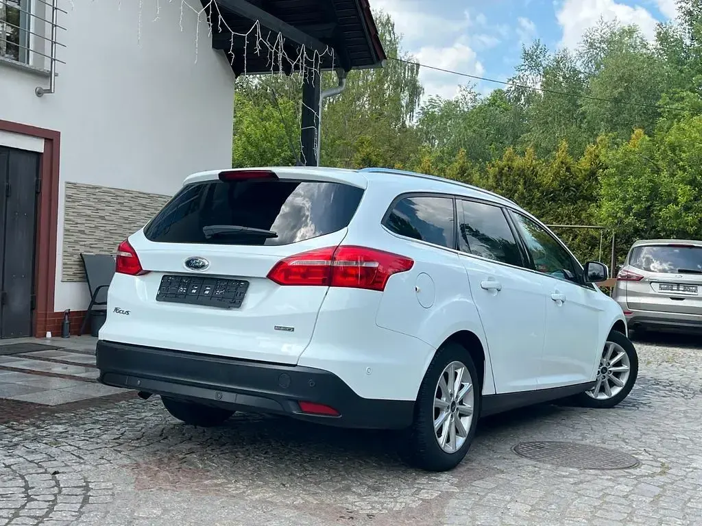 Gebraucht Ford Focus Titanium 125 PS (91 kW) 2017 Weiß Limousine