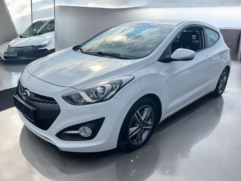 Weiß Gebraucht 2016 Hyundai i30 Coupé | 9.499 € (Fairer Preis) - Bild 1/4