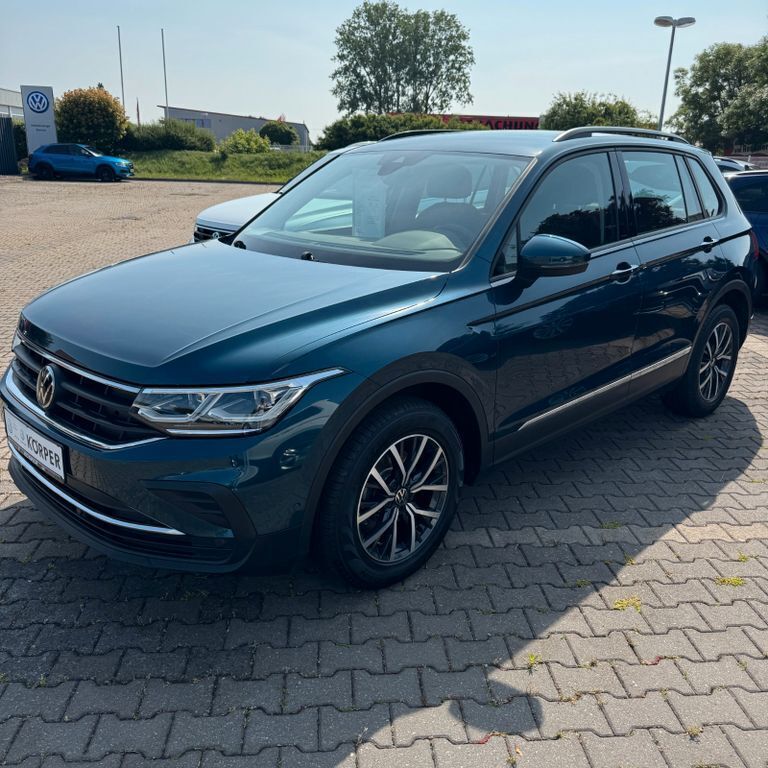 Blau Gebraucht 2021 VW Tiguan Life SUV | 28.855 € (Etwas zu teuer) - Bild 1/4