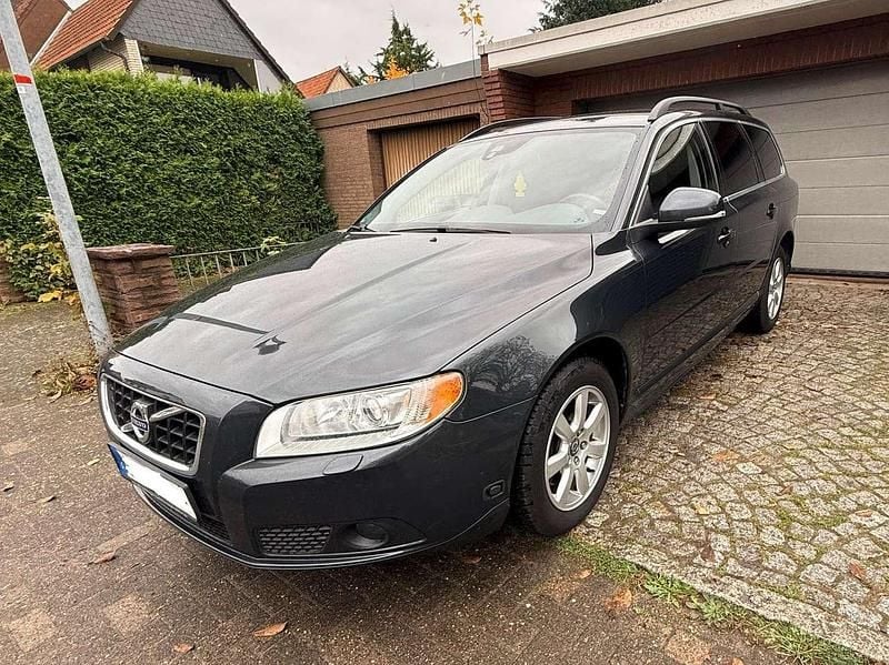 Grau Gebraucht 2013 Volvo V70 Momentum Kombi | 8.999 € - Bild 1/4