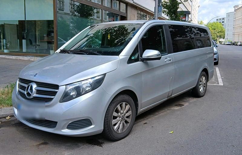 Silber Gebraucht 2018 Mercedes V220 Van / Kleinbus | 27.950 € (Superpreis) - Bild 1/4