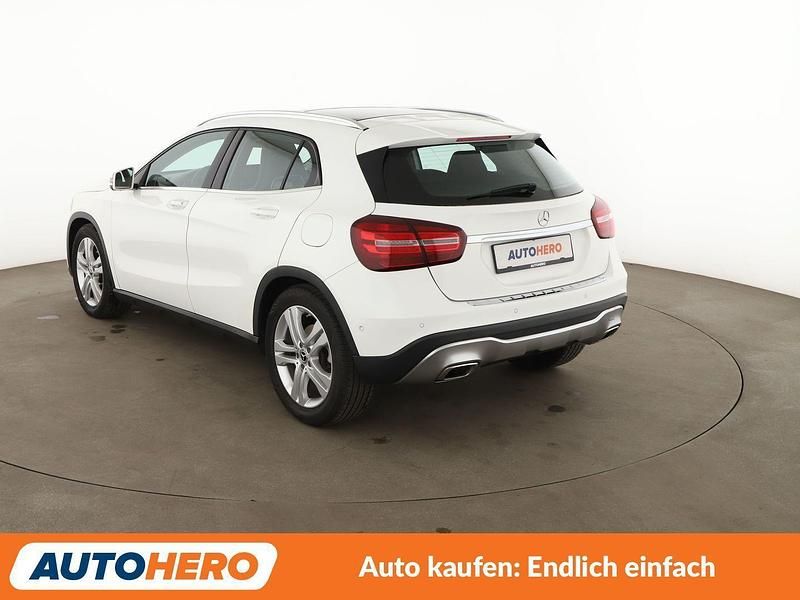 Gebraucht Mercedes GLA180 Urban 122 PS (89 kW) 2018 Weiß SUV