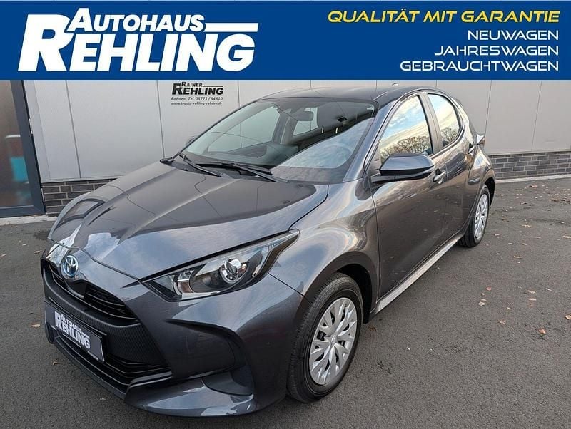 Grau Gebraucht 2023 Toyota Yaris Hybrid Comfort Kleinwagen | 19.350 € (Guter Preis) - Bild 1/4