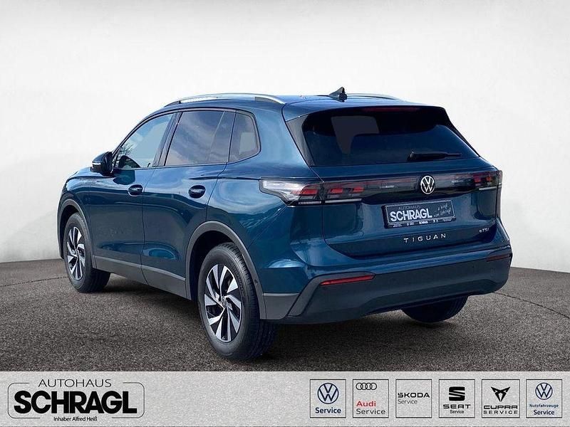 Neu VW Tiguan Life 150 PS (110 kW) 2025 Cipressinogrün metallic SUV
