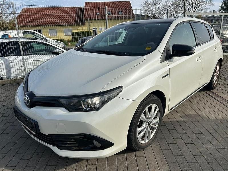 Weiß Gebraucht 2018 Toyota Auris Hybrid Style Limousine | 12.700 € (Superpreis) - Bild 1/4