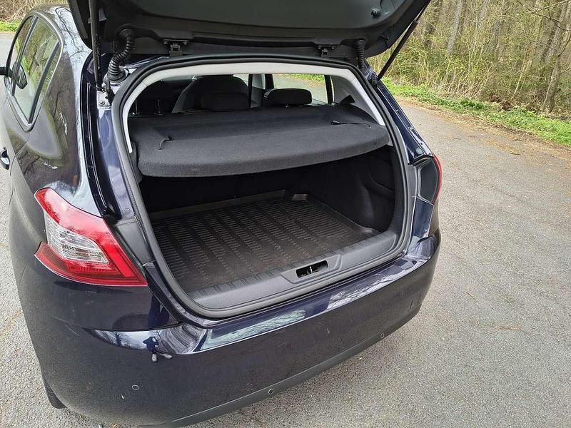 Gebraucht Peugeot 308 Active 125 PS (91 kW) 2014 Blau Kleinwagen